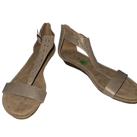 NWT Kenneth Cole Reaction Gold Shimmer Thong Sandals - Picture 5 of 5